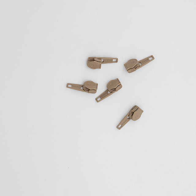 Mediumweight Zippers Beige - Beige zip heads for mediumweight chain zipping